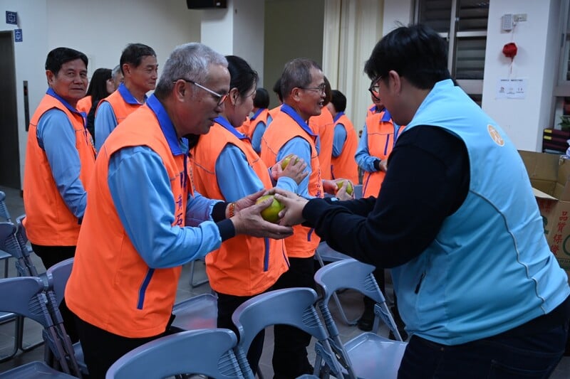 LINE_ALBUM_1131216民運巡守隊獲佳績_魏嘉彥親赴貼紅榜感謝付出_241216_2_5595e.jpg