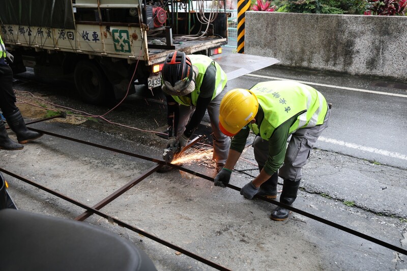 LINE_ALBUM_114.05.07_游淑貞偕團隊執行居住正義公權力_依法強制拆除違規圍籬還權於民_250507_2_9a9cb.jpg