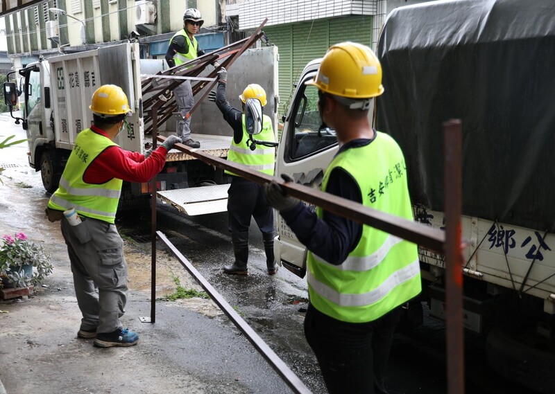 LINE_ALBUM_114.05.07_游淑貞偕團隊執行居住正義公權力_依法強制拆除違規圍籬還權於民_250507_4_8c047.jpg
