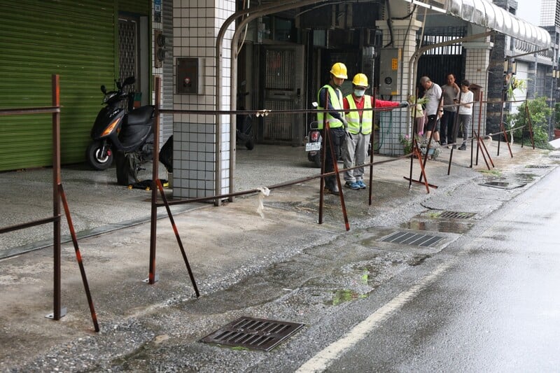 LINE_ALBUM_114.05.07_游淑貞偕團隊執行居住正義公權力_依法強制拆除違規圍籬還權於民_250507_9_4b5f6.jpg