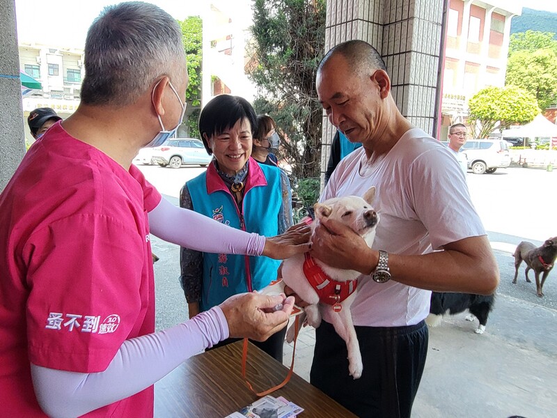 LINE_ALBUM_114.05.07吉安鄉狂犬病疫苗巡迴注射服務開跑_游淑貞籲飼主配合施打守護毛孩健康_250507_2_9338c.jpg