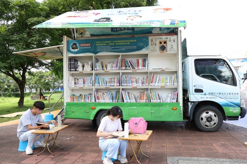 LINE_ALBUM_114.07.16月光寺雲水書坊開進吉安好客藝術村_游淑貞迎接書車鼓勵全民閱讀社區化_250717_4_48f83.jpg