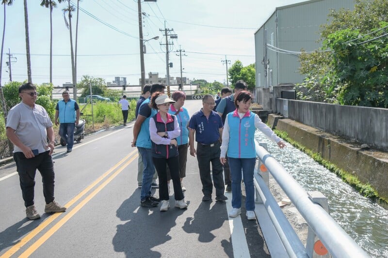 LINE_ALBUM_114.10.13_游淑貞偕同代表會檢視太昌路建設_解除黑板樹隱患全面提升路網安_251014_3_e323f.jpg