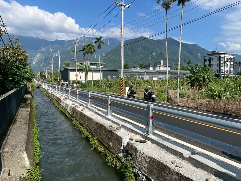 LINE_ALBUM_114.10.13_游淑貞偕同代表會檢視太昌路建設_解除黑板樹隱患全面提升路網安_251014_8_5863b.jpg
