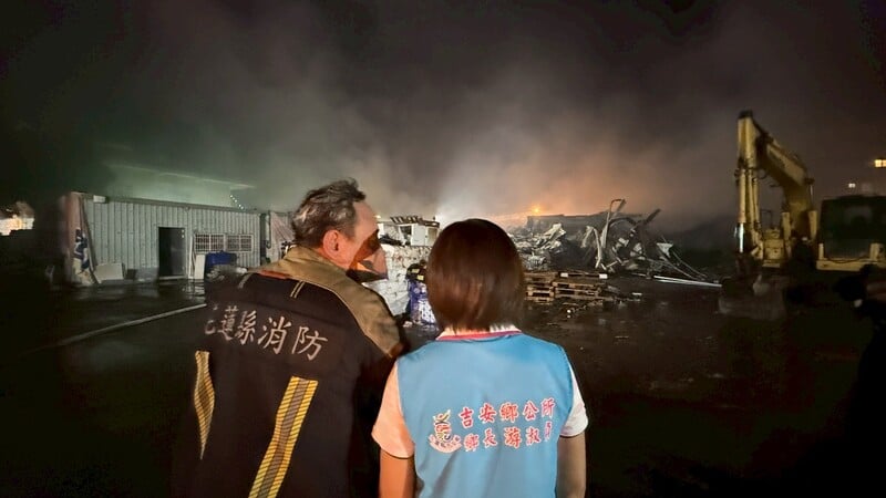 LINE_ALBUM_114.10.5_吉安鄉吉興一街巷內大型倉儲突發火警_游淑貞感謝警義消與鄉親同心救災搶險_251006_6_38445.jpg