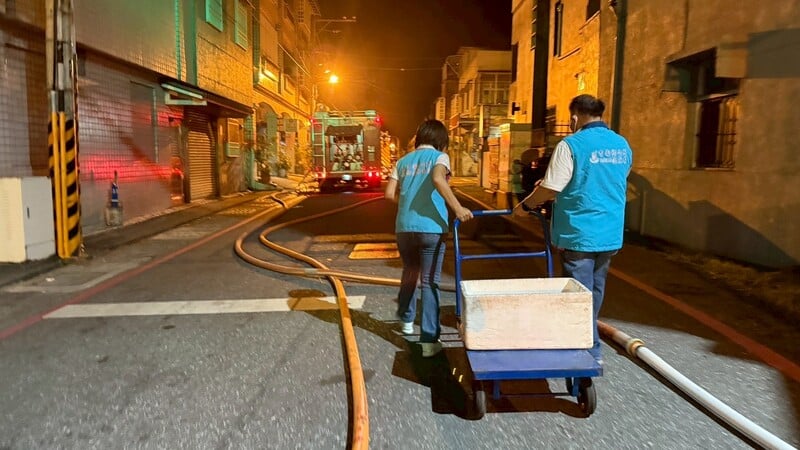 LINE_ALBUM_114.10.5_吉安鄉吉興一街巷內大型倉儲突發火警_游淑貞感謝警義消與鄉親同心救災搶險_251006_7_fcb4a.jpg