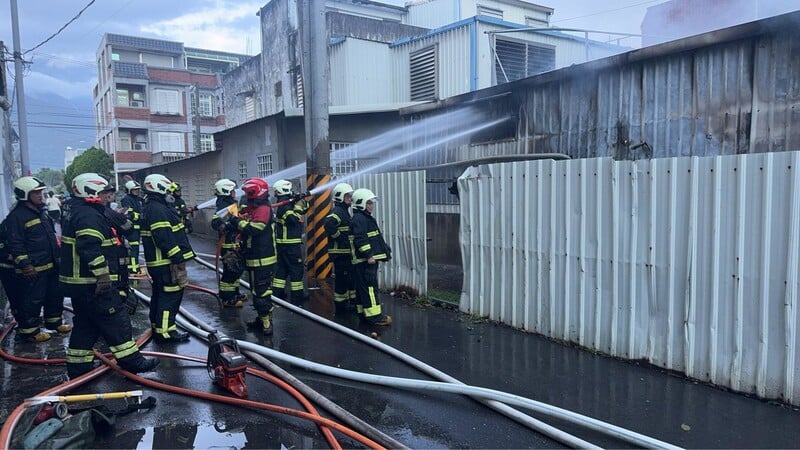 LINE_ALBUM_114.10.5_吉安鄉吉興一街巷內大型倉儲突發火警_游淑貞感謝警義消與鄉親同心救災搶險_251006_8_3b32d.jpg