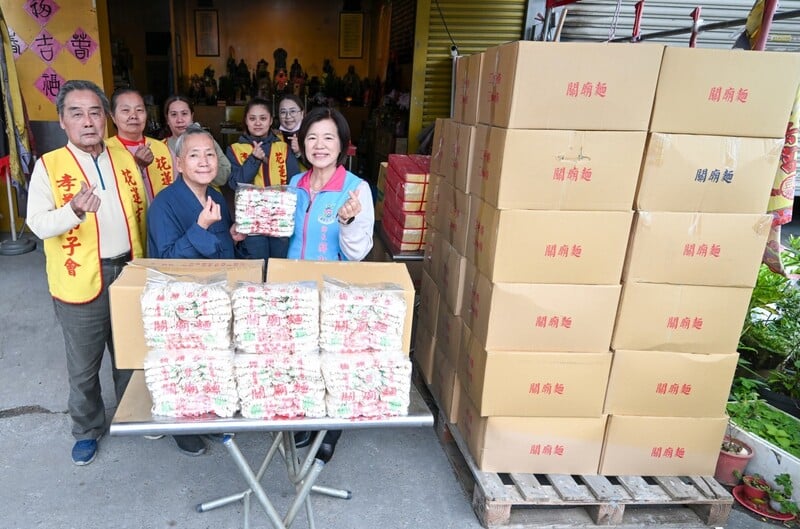 LINE_ALBUM_114.12.27_花蓮武當玄岳宮寒冬送暖_捐三百份麵條挹注吉安弱勢戶_251228_1_49b91.jpg