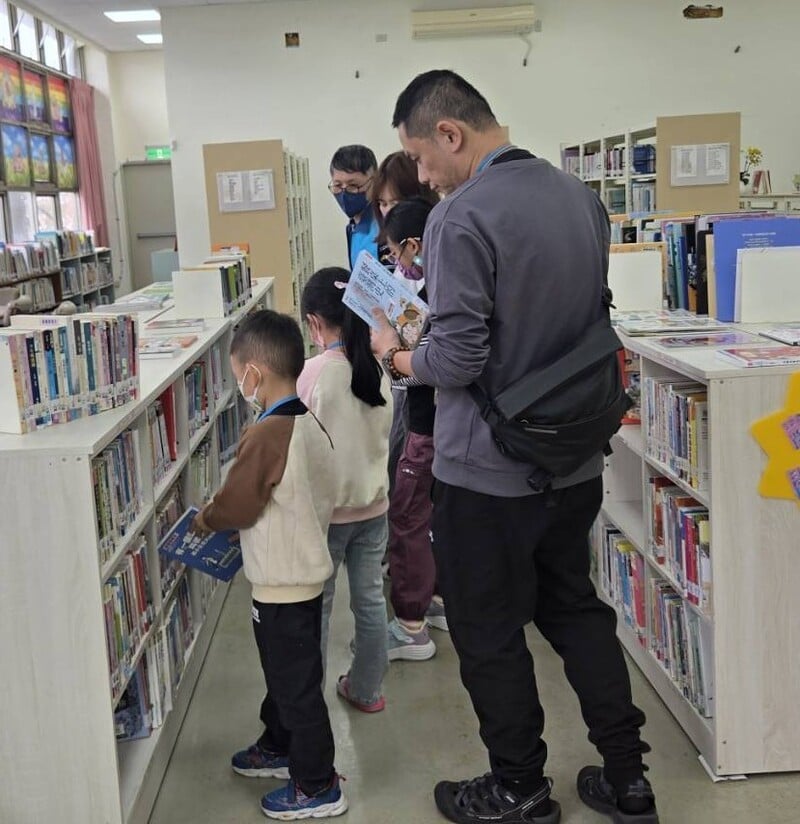 LINE_ALBUM_114.12.6_臺灣閱讀節吉安探索走讀新視界_游淑貞變身一日館員伴小小藝術家_251207_20_e1225.jpg