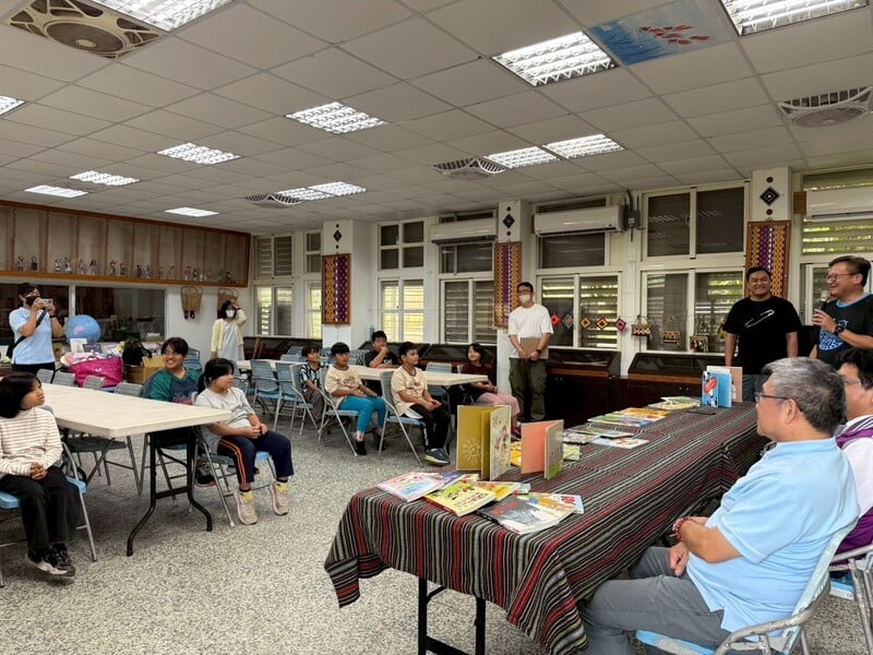 LINE_ALBUM_1140603馬遠捐書_250603_15_0_56c9e.jpg
