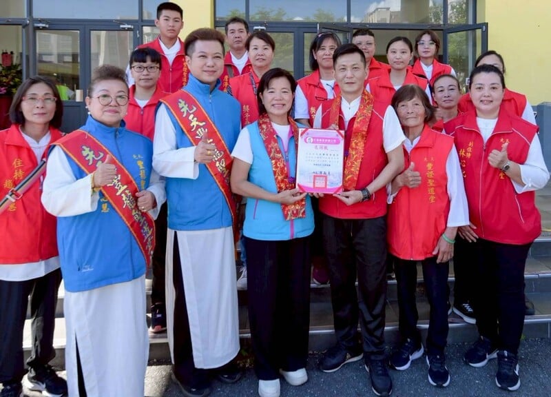 LINE_ALBUM_1140817游鄉長陪同台中豐龍聖道堂與蘇玉枝基金會公益捐贈_250817_1_92cb3.jpg