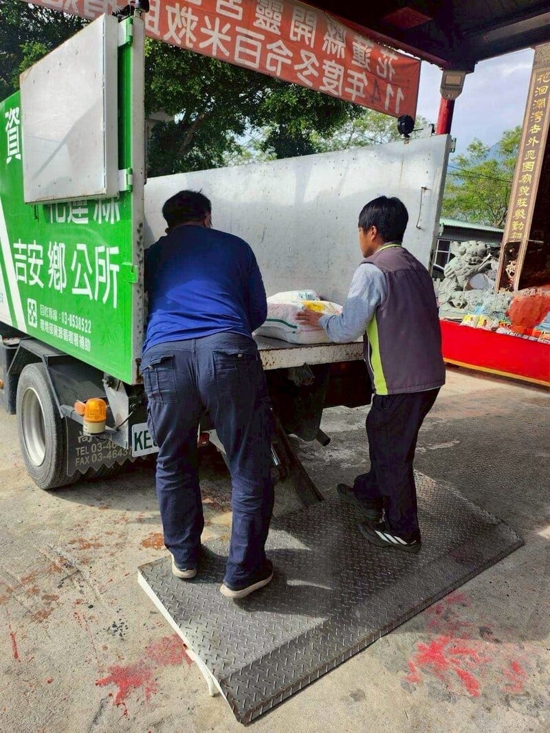 LINE_ALBUM_115.01.19_開靈宮捐贈400斤愛心白米關懷弱勢_游淑貞感謝宗教善行力量送愛到吉安_260120_3_1ec0b.jpg