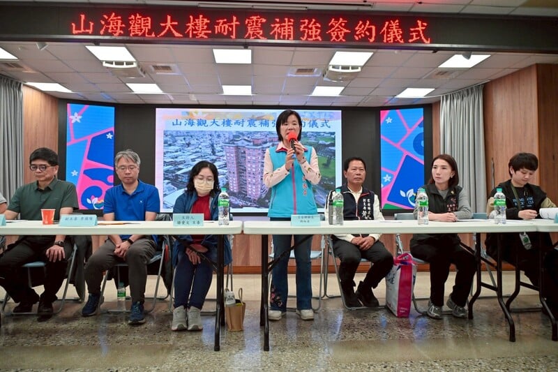 LINE_ALBUM_115.03.28_吉安鄉山海觀大樓耐震補強工程契約簽訂_游淑貞陪同受災鄉親創建震後重生里程碑_260329_2_0f93a.jpg