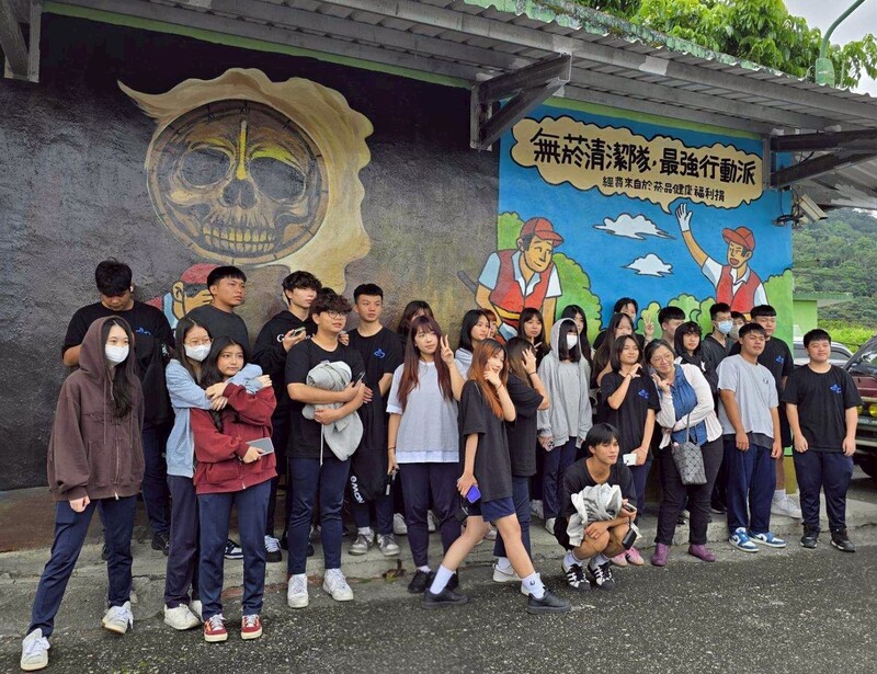 LINE_ALBUM_115.05.14_花蓮高商師生走進吉安清潔隊_游淑貞致力打造環保永續教學基地_260516_1_86f68.jpg