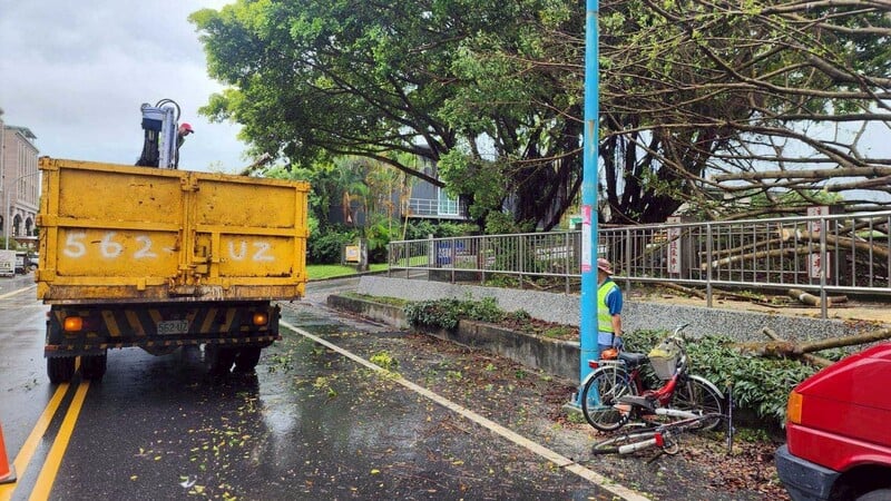 LINE_ALBUM_119.09.23_樺加沙強颱豪雨致吉安零星災情_游淑貞坐鎮指揮團隊迅速排除狀況_250924_1_c87ea.jpg