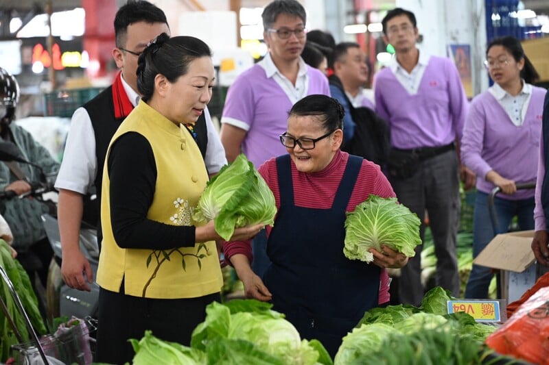 花蓮縣長徐榛蔚視察蔬菜市場確保年節供貨穩定與食安