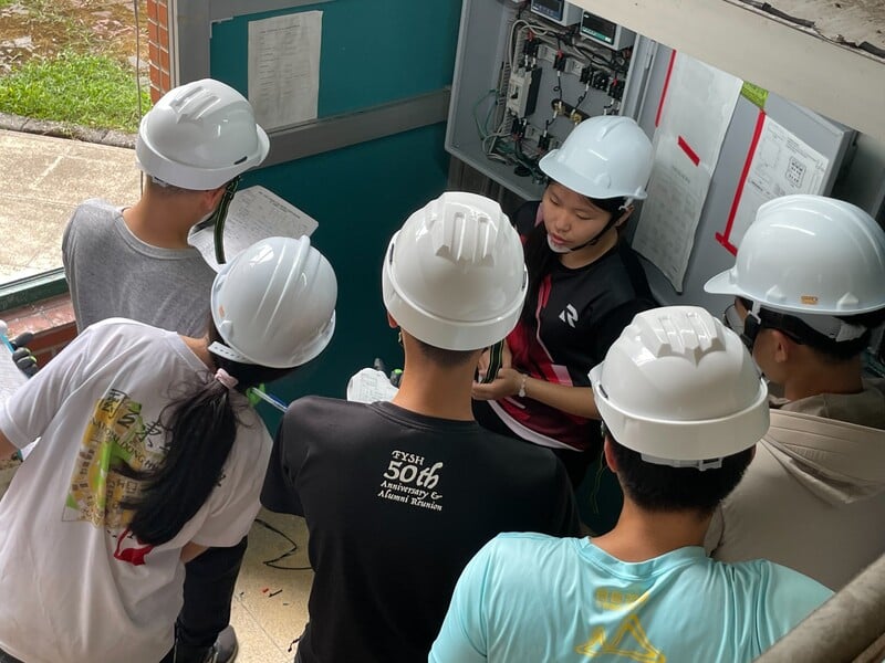 參與學員針對配電盤實地進行接線演練_0_4c292.jpg