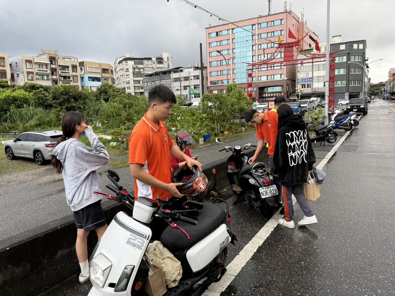 四位學生合力幫忙扶起倒地的機車阿嬤_0f02e.jpg
