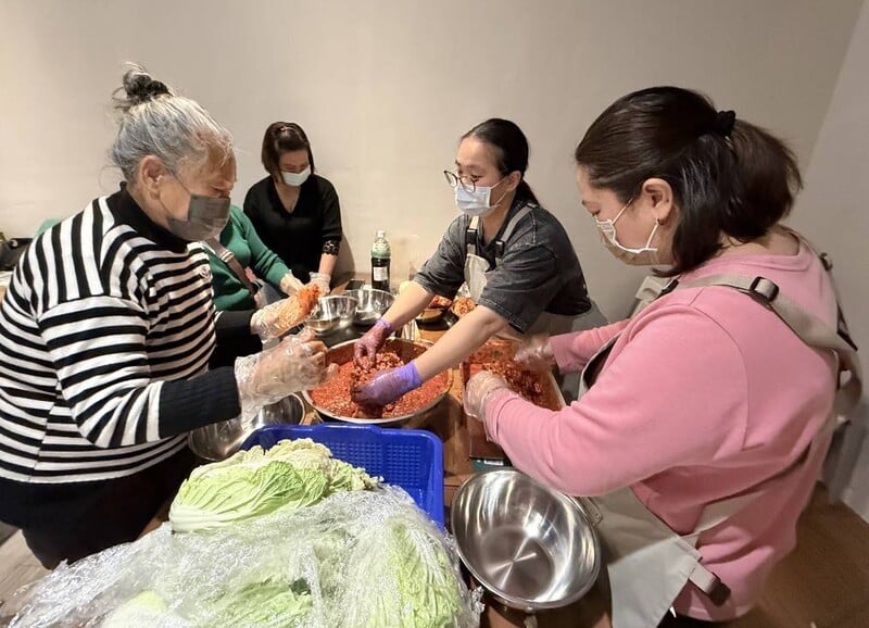 圖一_-_學員彼此分工合作有人洗菜有人調醬有人細心塗抹白菜葉片彷彿提前上演_0_8dd6f.jpg