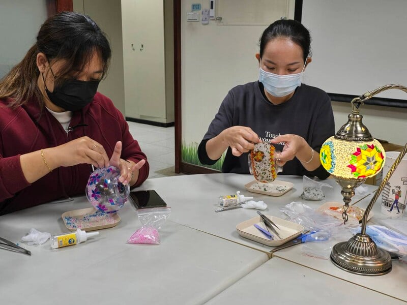 圖一學員專注投入土耳其玻璃燈手作課程在講師指導下細心拼貼彩色玻璃片發揮巧_0_5d9a4.jpg