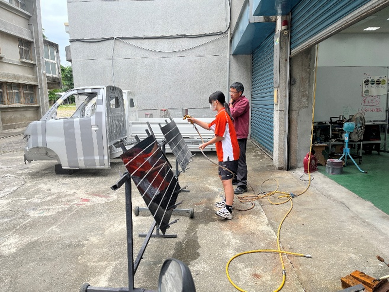 在艷陽下進行汽車噴漆訓練曾昱澄憑實力晉級全國決賽_4df34.png