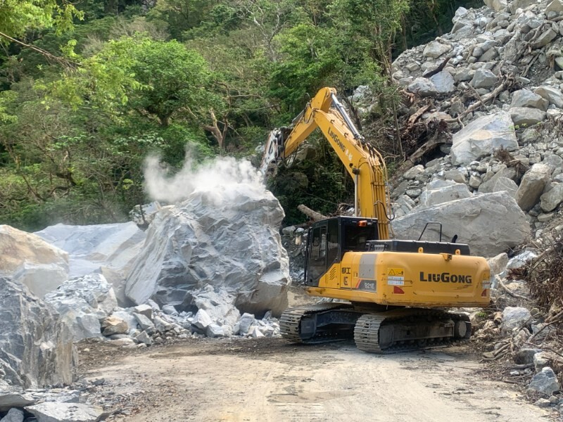 康芮颱風後擊破布洛灣聯絡道路上的巨石__499302424_0_62925.jpg