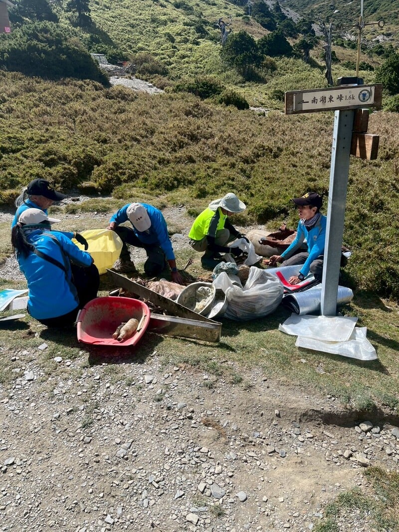 志工與山友一起淨山-114南湖淨山活動_114年南湖淨山活動_251013_114_0_18ce8.jpg