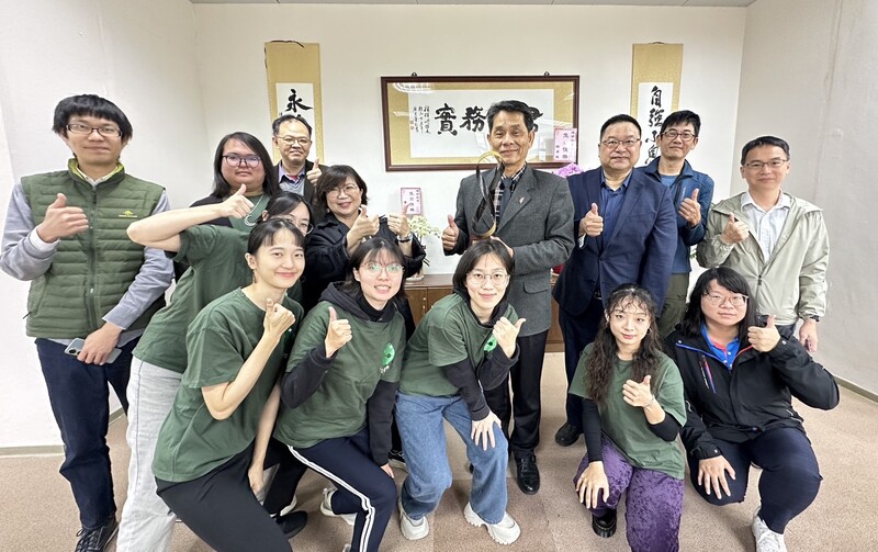 東華大學藝術學院木玉石光團隊及水保署人員於校長室合影_0_2dff9.jpg