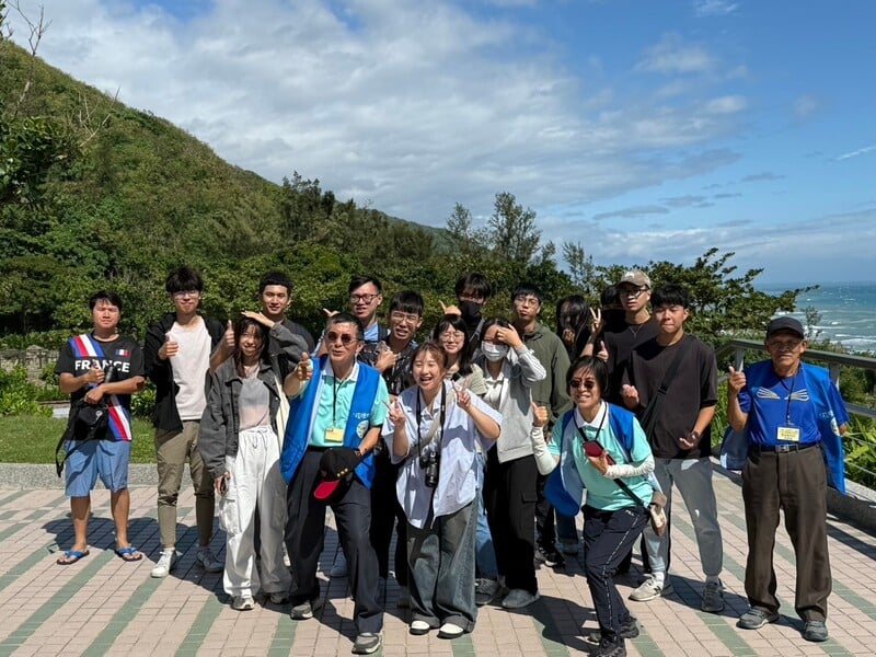 東華大學觀遊系學生與觀光署東海岸國家風景區管理處解說老師們合照_0_0bbb3.jpg