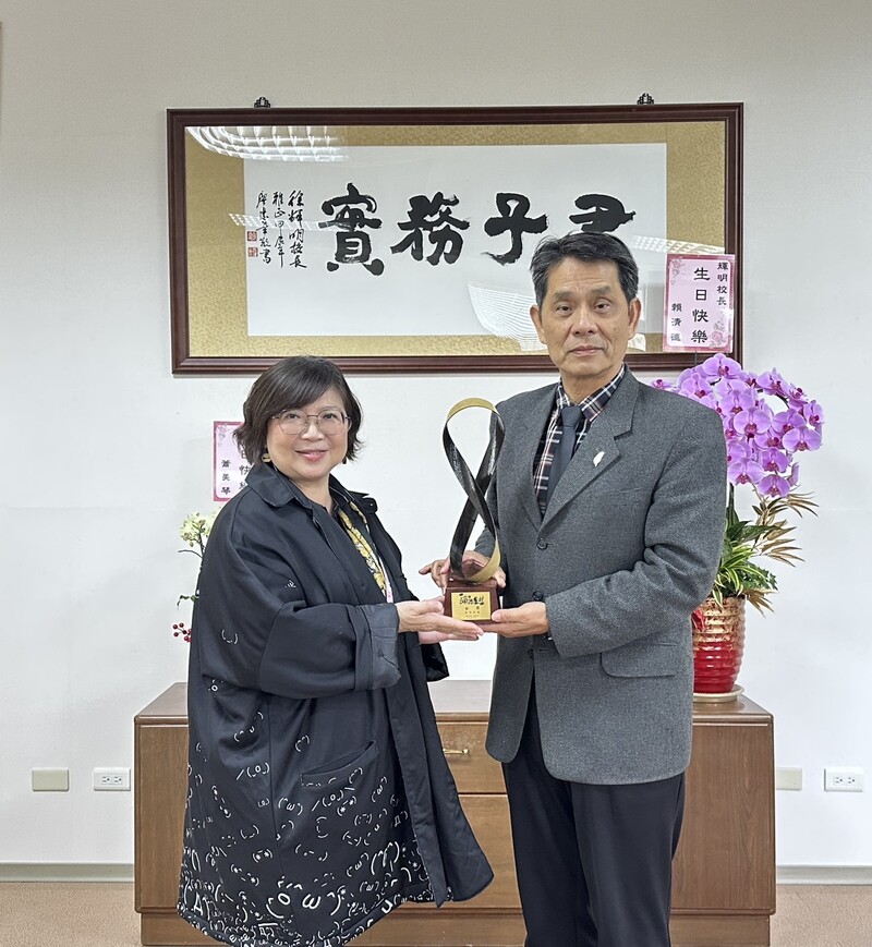 水保署産業發展及休閒組吳菁菁副組長抵東華大學頒授金獎獎盃由徐輝明校長代表接受_0_b9536.jpg