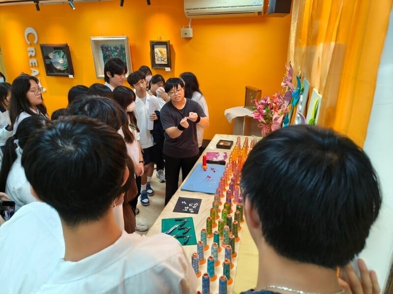 王曉琪老師為學生講解_6f114.jpg