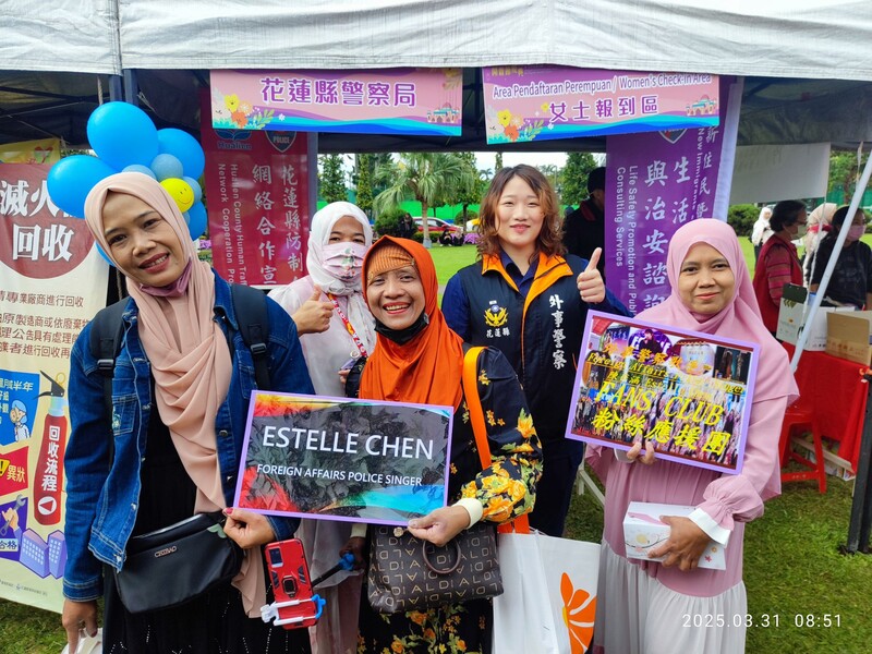 穆斯林歌迷爭相與外事警察歌手Estelle陳奕涵合影_0_9cc22.jpg