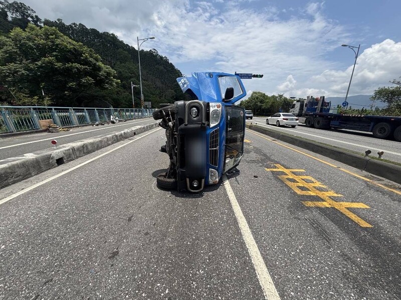 自撞分隔島02_764fe.jpeg