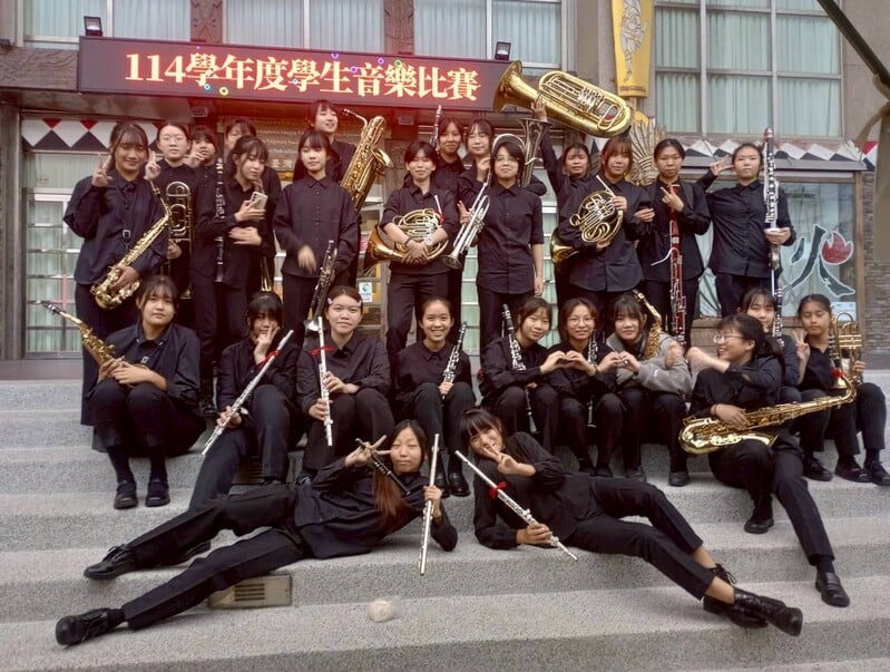 花女管樂隊賽後合照_0_c5e60.jpg
