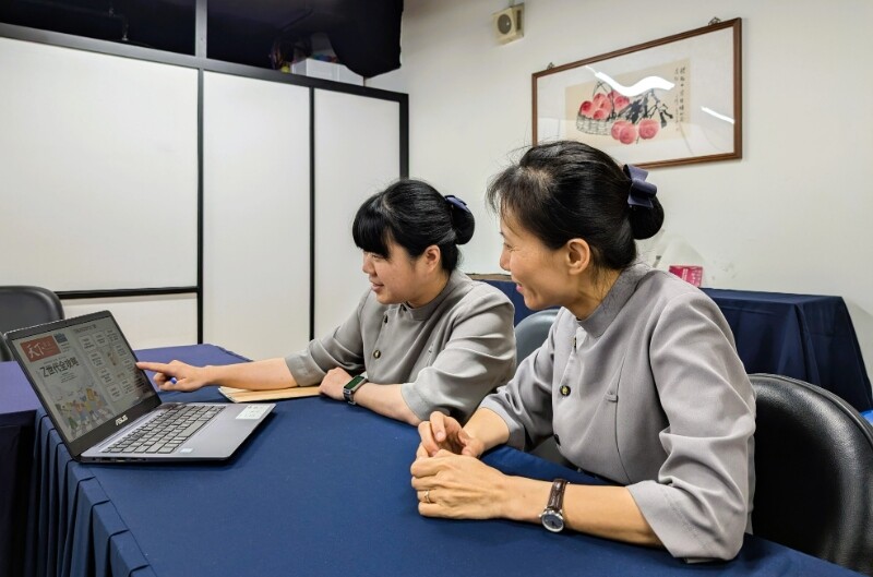 花蓮慈濟醫院運用北分署青年就業旗艦培養青年人才婉茹左與職場導師右討論醫院攬才以及人資專案_43912.jpg