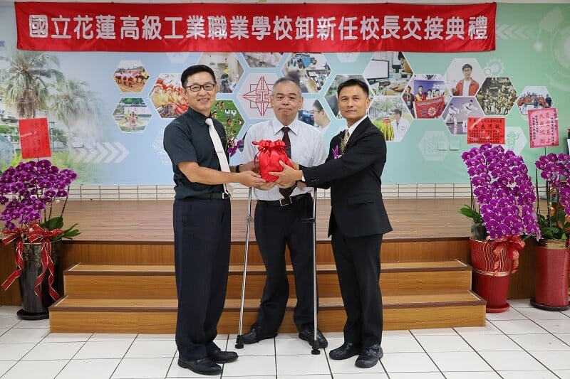 花蓮高工卸新任校長交接儀式國教署簡任視察陳錫鴻中擔任監交人由黃鴻穎校長左_0ee80.jpg