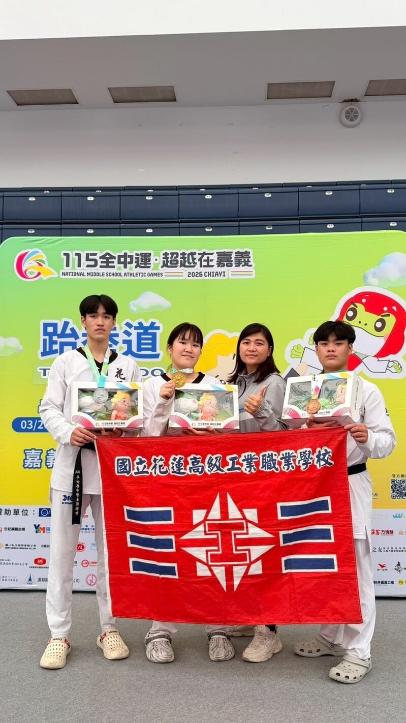 銅牌黃冠豪金牌張紫芸廖緗縈教練銀牌林冠宇合影_4379d.jpg