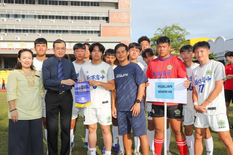 開賽前崇正中學由校長及副校長致贈本校小校旗_93cdb.jpg