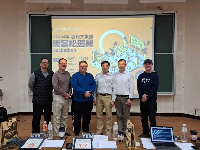 黑客松競賽活動圓滿落幕評審與指導老師合照_0_f5935.jpg