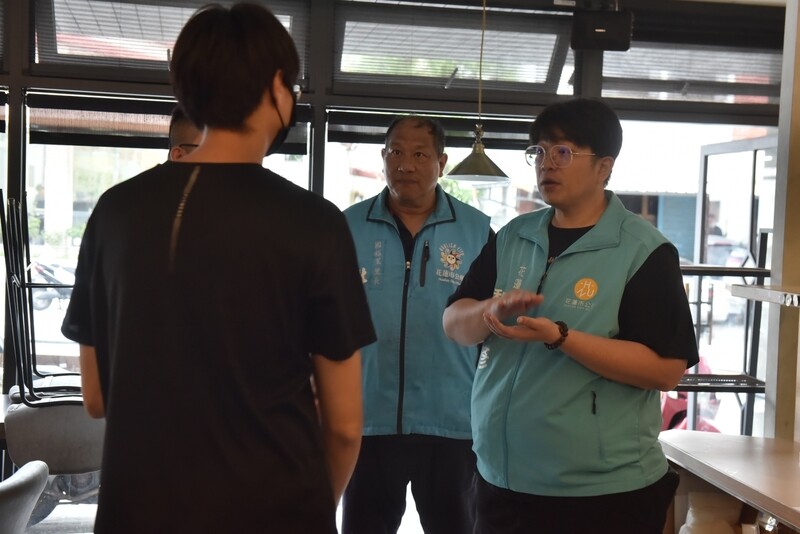 LINE_ALBUM_0521魏嘉彥慰問早餐店遭撞受傷民眾及店家_250522_3_52046.jpg
