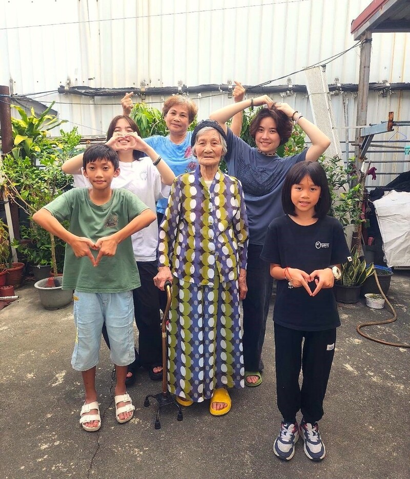 LINE_ALBUM_113.12.22奉獻部落一甲子_祭師96歲辭世_游淑貞悼念追頒表揚狀致哀感謝_241223_3_ed97b.jpg
